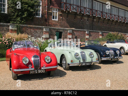 Drei XK Jaguare (von links nach rechts 120, 140, 150) unter Club Autos auf Anzeige an der Concours von Eleganz 2018, Hampton Court Palace, East Molesey, Surrey Stockfoto