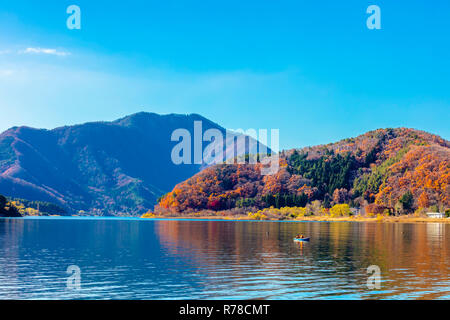 Fujikawaguchiko, Yamanashi, Japan - 29 November 2018: Herbst scenie Ansicht von Fuji Kawaguchiko Landschaft mit See und Bergen von Nagasaki Park Stockfoto