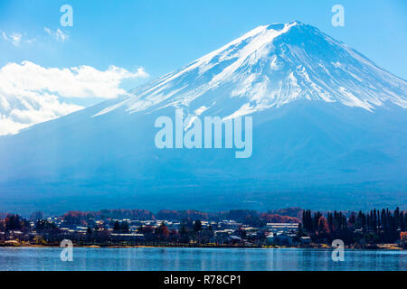 Fujikawaguchiko, Yamanashi, Japan - 29 November 2018: Herbst scenie Ansicht von Fuji Kawaguchiko Landschaft mit See und Bergen von Nagasaki Park Stockfoto