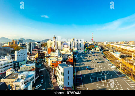 Mishima, Shizuoka, Japan - 1. Dezember 2018: Mishima Stadtzentrum dichten Gebäuden mit Mishima JR Bahnhof Shinkansen Bahnhof Stockfoto