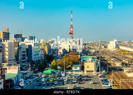 Mishima, Shizuoka, Japan - 1. Dezember 2018: Mishima Stadtzentrum dichten Gebäuden mit Mishima JR Bahnhof Shinkansen Bahnhof Stockfoto