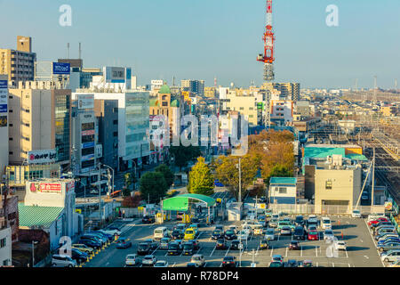 Mishima, Shizuoka, Japan - 1. Dezember 2018: Mishima modernes Stadtzentrum in der Nähe der JR Bahnhof dichten Gebäuden mit Bergen im Hintergrund Stockfoto