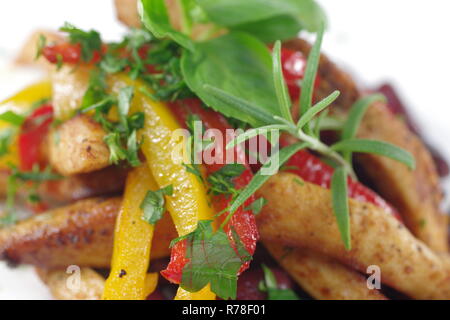 gebackenes Huhn mit Kartoffeln und Blatt Lorbeer Pilz Stockfoto