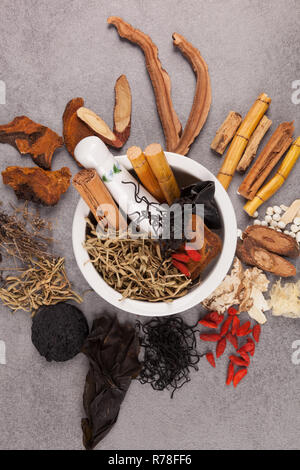 Andere Art der chinesischen Kräuter auf grauem Hintergrund. Stockfoto