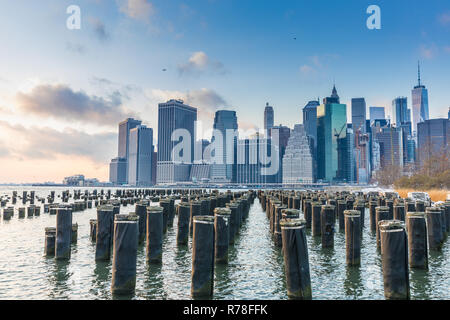 Blick auf Manhattan bei Sonnenuntergang von der Seite der Pier. New York City, USA Stockfoto