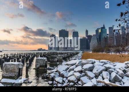 Blick auf Manhattan bei Sonnenuntergang von der Seite der Pier. New York City, USA Stockfoto