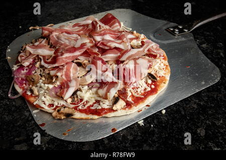 Pizza vorbereitet zum Backen Stockfoto