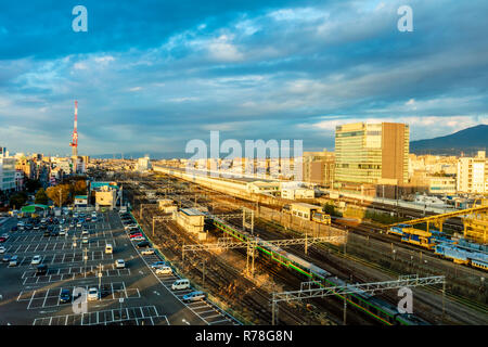 Mishima, Shizuoka, Japan - 1. Dezember 2018: Mishima Stadtzentrum dichten Gebäuden mit Mishima JR Bahnhof Shinkansen Bahnhof Stockfoto