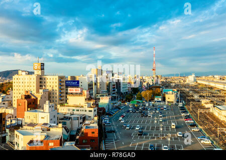 Mishima, Shizuoka, Japan - 1. Dezember 2018: Mishima Stadtzentrum dichten Gebäuden mit Mishima JR Bahnhof Shinkansen Bahnhof Stockfoto