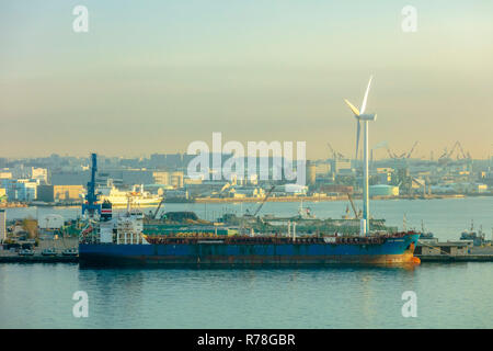 Yokohama, Kanagawa/Japan - 03. Dezember 2018: Minato Mirai Zukunft Hafen in Yokohama Stadtbild Blick auf das Meer und kommerziellen Gebäuden Stadtbild Stockfoto