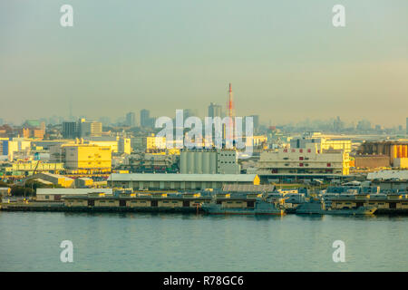 Yokohama, Kanagawa/Japan - 03. Dezember 2018: Minato Mirai Zukunft Hafen in Yokohama Stadtbild Blick auf das Meer und kommerziellen Gebäuden Stadtbild Stockfoto