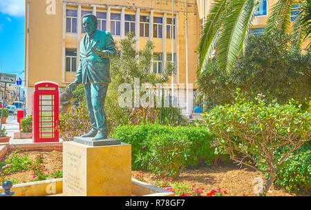 NAXXAR, MALTA - 14. Juni 2018: Die Skulptur zu Freddie Micallef, berühmten maltesischer Politiker, in dem kleinen Garten befindet sich direkt neben der Pfarrkirche, am 14. Juni Stockfoto