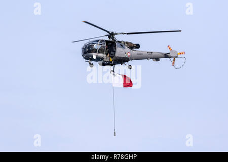 Maltesische Air Force Aerospatiale SA-316 B Alouette III (REG: Als 9211) Durchführung der Malz-Flag für ein Display. Stockfoto