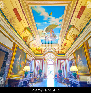 NAXXAR, MALTA - 14. Juni 2018: Die schöne Innenausstattung der Eingangshalle des Palazzo Parisio mit riesigen Gemälden an den Wänden und Fresken an der Decke, Stockfoto
