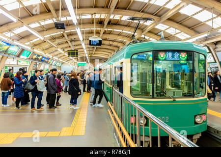 Kamakura, Kanagawa/Japan - 3. Dezember 2018: Enoshima elektrische Eisenbahn (Enoden) Zug Touristenbahn in Yokohama Station Stockfoto