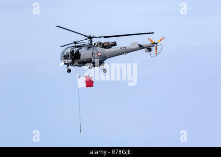 Maltesische Air Force Aerospatiale SA-316 B Alouette III (REG: Als 9211) Durchführung der Malz-Flag für ein Display. Stockfoto