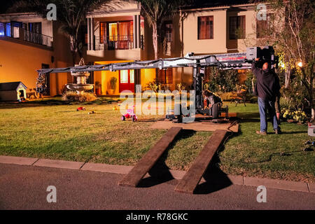 Johannesburg, Südafrika, September 08, 2010, hinter den Kulissen auf einem Fernseher Anzeige Film gesetzt, vor Ort in den wohlhabenden Vorstadtnachbarschaft Stockfoto