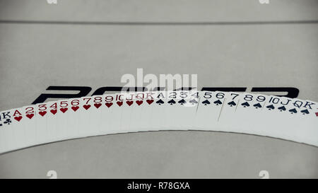 Die Kombination der Karten poker casino mit Platz kopieren. Wort Poker auf Tabelle geschrieben Stockfoto