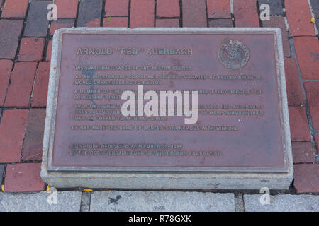 Statue von Arnold 'red' Auerbach, in Quincy Market entfernt. Boston, Massachusetts, Vereinigte Staaten von Amerika. Stockfoto