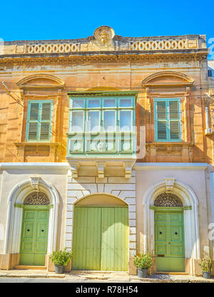 Das alte Wohnhaus in typischen maltesischen Stil mit bescheidenen Dekorationen, Naxxar Stadt, Malta Stockfoto