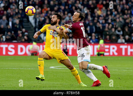 Crystal Palace Andros Townsend (links) und West Ham United Mark Noble (rechts) Kampf um den Ball während der Premier League Match an der London Stadium, London. Stockfoto