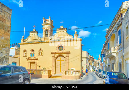 Die kleine Kapelle von Santa Lucia mit niedrigen Glockenturm in der gleichnamigen Straße in der Altstadt von Naxxar, Malta entfernt Stockfoto