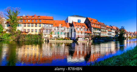 Traditionelle bunte Häuser über Sonnenuntergang in der Stadt Bamberg, Bayern, Deutschland. Stockfoto