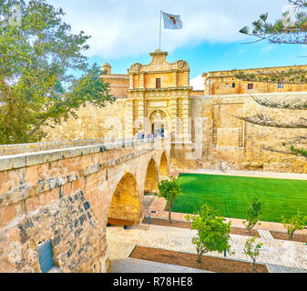 MDINA, MALTA - 14. Juni 2018: Die stobe bogenförmige Brücke führt zu den wichtigsten (vilhena) Tore der Zitadelle, am 14. Juni in Mdina. Stockfoto