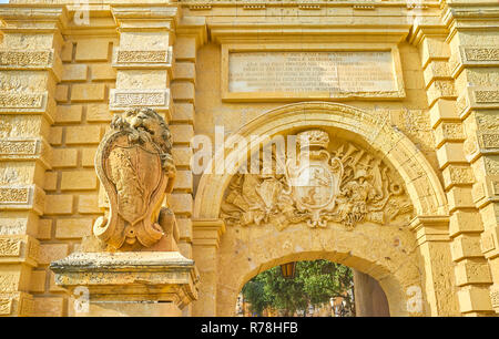 Die steinernen Löwen hält die Wappen an der Seite der mittelalterliche Mdina Tore, Mdina, Malta Stockfoto