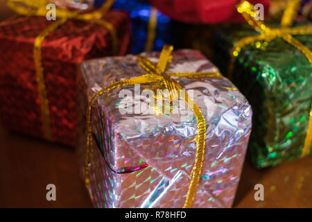 Kleines Geschenk Boxen in verschiedenen Farben. Selektiver Fokus Stockfoto