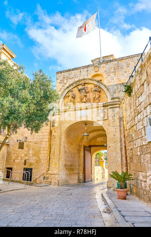 MDINA, MALTA - 14. Juni 2018: Die Rückseite der riesigen mdina Torhaus mit geschnitzten Relief über dem Eingang am 14. Juni in Mdina. Stockfoto