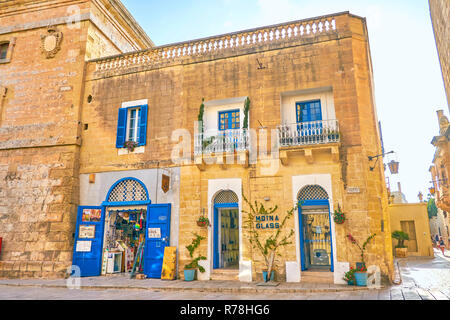 MDINA, MALTA - 14. Juni 2018: Die historischen Gebäude in Mdina Festung mit Souvenir- und Glas Geschäfte im Erdgeschoss, am 14. Juni in Mdina. Stockfoto