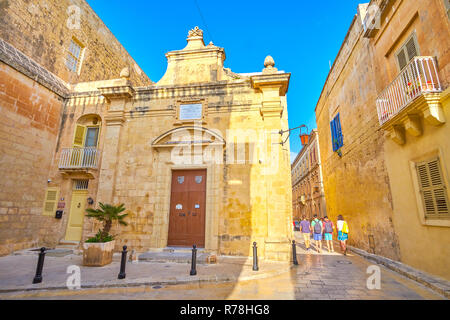 MDINA, MALTA - 14. Juni 2018: Die kleine St. Agatha Kapelle embedded mit benachbarten Gebäuden, in mittelalterliche Mdina Festung entfernt, am 14. Juni in Mdina, Ma Stockfoto