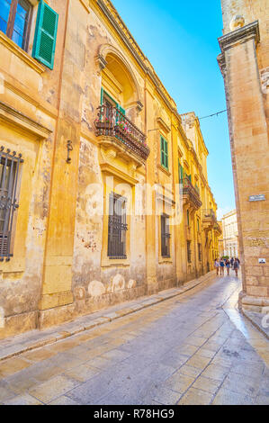 MDINA, MALTA - 14. Juni 2018: Das mittelalterliche Bauwerk von Mdina Festung erstrecken sich entlang schmalen Straßen, am 14. Juni in Mdina. Stockfoto