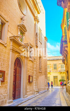 MDINA, MALTA - 14. Juni 2018: Die mdina Festung verfügt über wunderschön erhaltenen mittelalterlichen Bauten mit geschnitzten Verzierungen, am 14. Juni in Mdina. Stockfoto