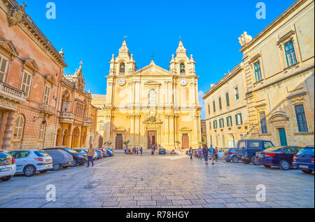 MDINA, MALTA - 14. Juni 2018: Die mittelalterlichen San Pawl Platz der befestigten Stadt Mdina öffnet den Blick auf die historische Villen und Metropolitan S Stockfoto