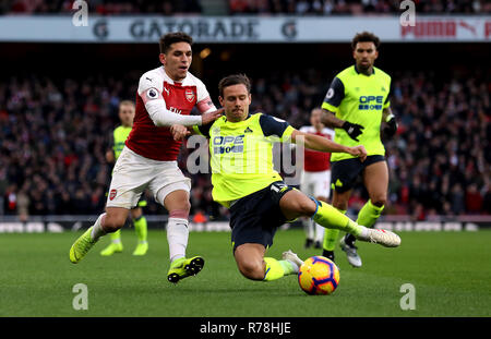 Von Arsenal Lucas Barcelos (links) und Huddersfield Town Chris Lowe Kampf um den Ball während der Premier League Match im Emirates Stadium, London. Stockfoto