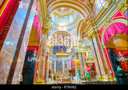 MDINA, MALTA - 14. Juni 2018: Die Überfahrt Teil des Gebetes Halle von Mdina Cathedral wunderschön gestaltete Altar, am 14. Juni in Mdina. Stockfoto