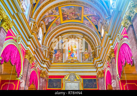 MDINA, MALTA - 14. Juni 2018: Die schöne Decke der St. Paul Kathedrale und bunten Glasfenster der hinteren Seite des Kirchenschiffs, am 14. Juni i Stockfoto