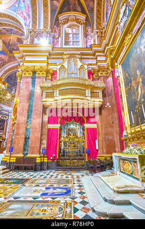 MDINA, MALTA - 14. Juni 2018: Die Kapelle St. Publius mit Pfeifenorgel und bunten Grabsteine auf dem Boden ist ein Meisterwerk der Innenarchitektonische Stockfoto