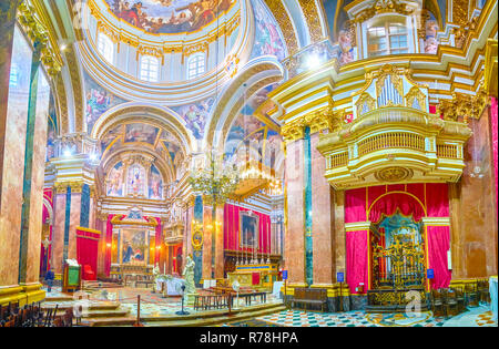MDINA, MALTA - 14. Juni 2018: Das Panorama der Gebetsraum der St. Paul Kathedrale mit schönen Orgel an der Wand des Querschiffs, am 14. Juni in Md Stockfoto