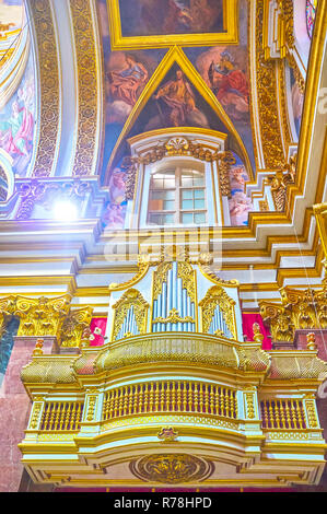 MDINA, MALTA - 14. JUNI 2018: Der Kleine Pfeifenorgel mit geschnitzten Gilden Dekoration von Metropolital Kathedrale, am 14. Juni in Mdina. Stockfoto