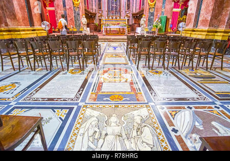 MDINA, MALTA - 14. Juni 2018: Die bunten Marmor Grabsteine auf dem Boden der Gebetsraum der Metropolital Kathedrale, am 14. Juni in Mdina. Stockfoto