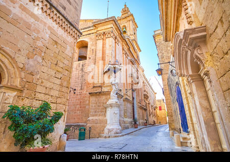 Die Kreuzung in Mdina Festung mit Verkündigung Kirche mit Skulptur der Jungfrau Maria in der Ecke, Malta Stockfoto