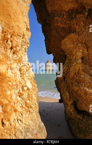 Blick durch ein sandstoned Natural Arch an Camilo Strand in Lagos, Algarve, Portugal Stockfoto