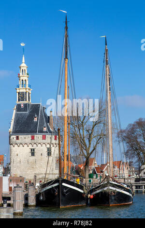 Historischer Hafen Gebäude De Hoofdtoren, Segelboote im Binnenhaven, Ijsselmeer, Hoorn, Nord Holland Talsohle Stockfoto