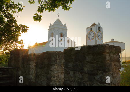 Santa Maria do Castelo Kirche von den Wällen der Burg bei Sonnenuntergang angesehen (Sun Star), Tavira, Algarve, Portugal Stockfoto