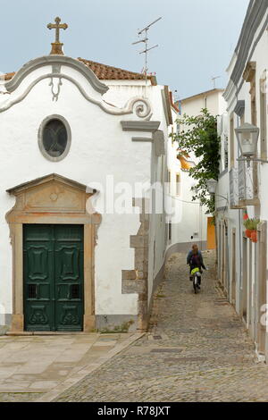 Nossa Senhora da Piedade Kirche, entlang einer typischen gepflasterten Gasse in der Altstadt von Tavira, Algarve, Portugal Stockfoto