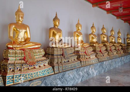 Buddha Statuen in Wat Pho, Tempel des Liegenden Buddha, offizieller Name Wat Phra Chetuphon Vimolmangklararm Rajwaramahaviharn Stockfoto