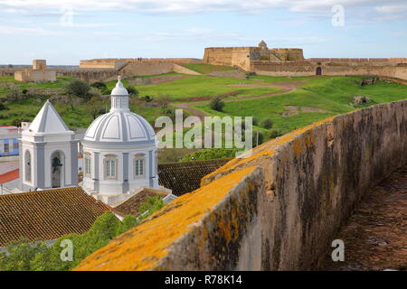 Die Kirche und das Dorf Castro Marim gesehen von der Burg und mit Sao Sebastiao fort im Hintergrund, Castro Marim, Algarve, Portugal Stockfoto